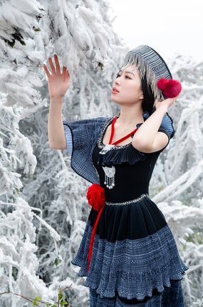 冬季户外雪景越南美女写真摄影图片